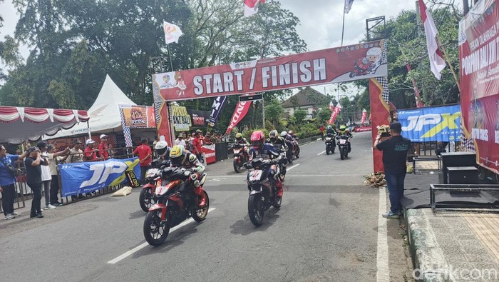 Peserta road race dalam ajang Porprov Bali XVI saat menjajal sirkuit nonpermanen di depan kantor bupati Jembrana, Minggu (14/9/2025). (Foto: I Putu Adi Budiastrawan/detikBali)
