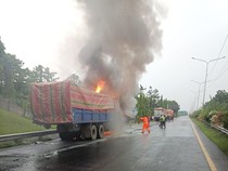 Truk Terbakar di Tol Belmera, Begini Kronologinya