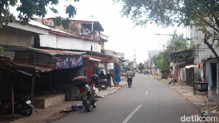 Polisi berjaga di Jalan Kandea Makassar usai perang kelompok warga kembali pecah.