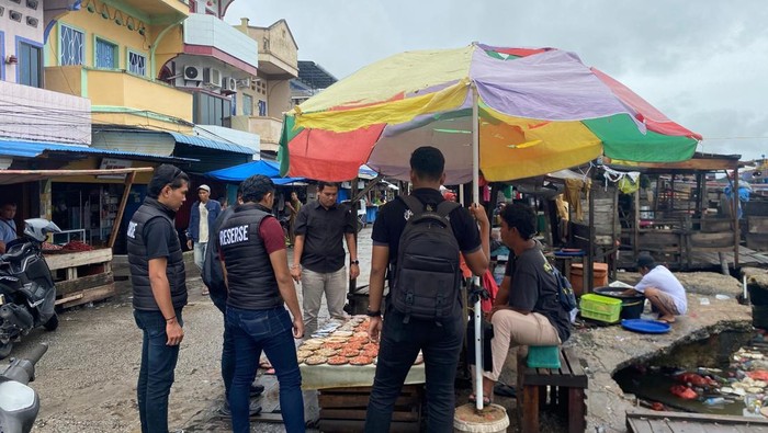 Polisi melakukan monitoring di pasar mengantisipasi perdagangan daging anjing.