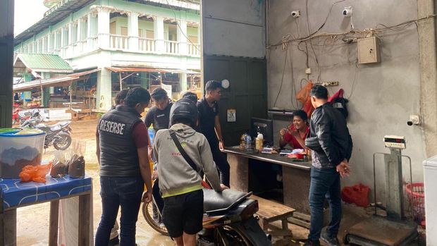 Polisi melakukan monitoring di pasar mengantisipasi perdagangan daging anjing.