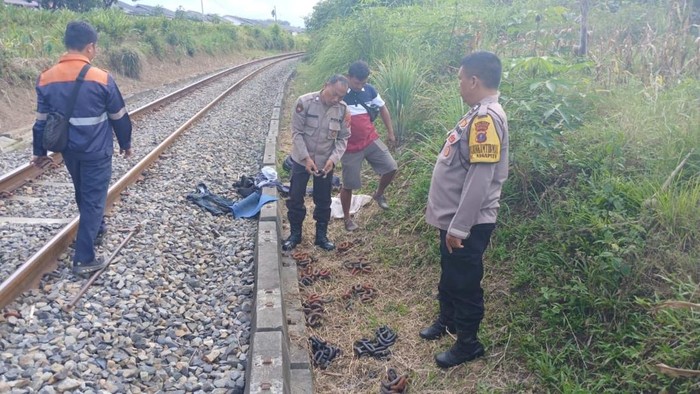 Polisi melakukan olah TKP di pencurian besi penambat rel di Pematangsiantar. (Istimewa)