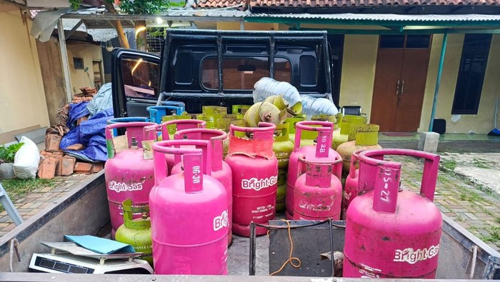 Polisi menggerebek lokasi pengoplosan gas elpiji di Kelurahan Kedungbadak, Kecamatan Tanahsareal, Kota Bogor. (dok. Polresta Bogor)