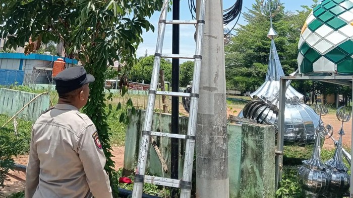 Polisi saat mengecek lokasi pekerja yang tersengat listrik di Prabumulih.