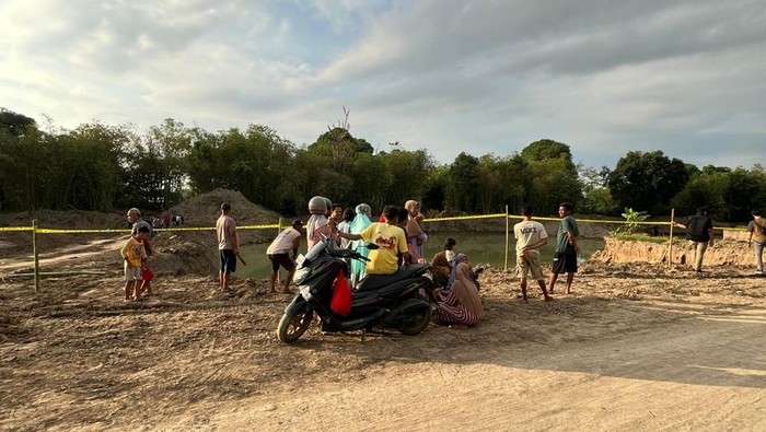 Polisi mendatangi tambang pasir yang digeruduk emak-emak di Kabupaten Gowa, Sulawesi Selatan (Sulsel). Lokasi itu langsung dipasangi garis polisi untuk memastikan aktivitas tambang pasir dihentikan.