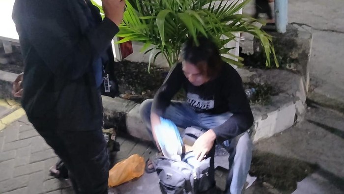 Polres Gresik mengamankan kernet yang menusuk sopirnya gegara dituduh di SPBU Bunder. (dok. Polres Gresik)
