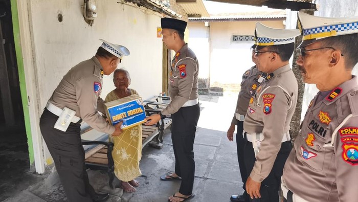 Polres Nganjuk berbangi paket sembako dengan warga jelang HUT ke-70 Satlantas