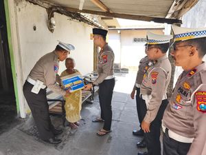 Senangnya Warga Nganjuk Dapat Sembako Jelang HUT Lalu Lintas ke-70