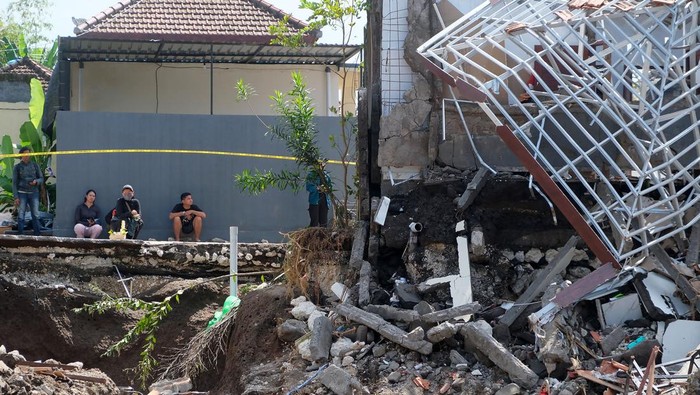 Warga menyaksikan rumah yang roboh akibat banjir di Perumahan Permata Residence, Desa Mengwitani, Badung, Bali, Sabtu (13/9/2025). Berdasarkan laporan terbaru dari BPBD Provinsi Bali terkait peristiwa banjir di kabupaten dan kota di Bali per Sabtu (13/9) mencatat sebanyak 205 titik banjir, 78 titik tanah longsor, 41 titik pohon tumbang, 25 titik tembok jebol, lima titik jalan rusak, dan dua titik jembatan rusak serta jumlah korban meninggal 17 orang dan lima warga yang hilang. ANTARA FOTO/Nyoman Hendra Wibowo/YU