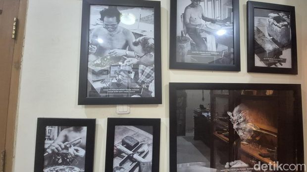Potret maestro Desa Celuk saat membuat kerajinan perak secara tradisional. (Foto: Ni Komang Ayu Leona W/detikBali)