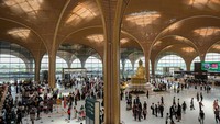 Para pelancong melintasi area terminal Bandara Internasional Techo yang baru diresmikan di Kandal, Kamboja pada Selasa (9/9). Mengutip website resmi Bandara Techo, Bandara Internasional Techo adalah gerbang internasional utama terbaru Kamboja, terletak sekitar 20 kilometer di selatan Phnom Penh. Foto: REUTERS/Roun Ry