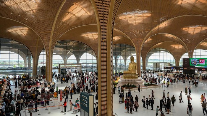 Potret Megah Bandara Internasional Baru Kamboja Travellers walk inside the newly inaugurated Techo International Airport in Kandal province, on the outskirts of Phnom Penh, Cambodia, September 9, 2025. REUTERS/Roun Ry