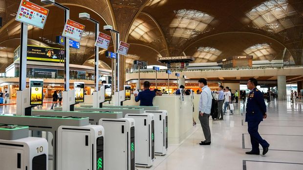 Travellers walk inside the newly inaugurated Techo International Airport in Kandal province, on the outskirts of Phnom Penh, Cambodia, September 9, 2025. REUTERS/Roun Ry