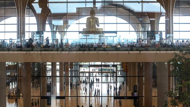 Travellers walk inside the newly inaugurated Techo International Airport in Kandal province, on the outskirts of Phnom Penh, Cambodia, September 9, 2025. REUTERS/Roun Ry
