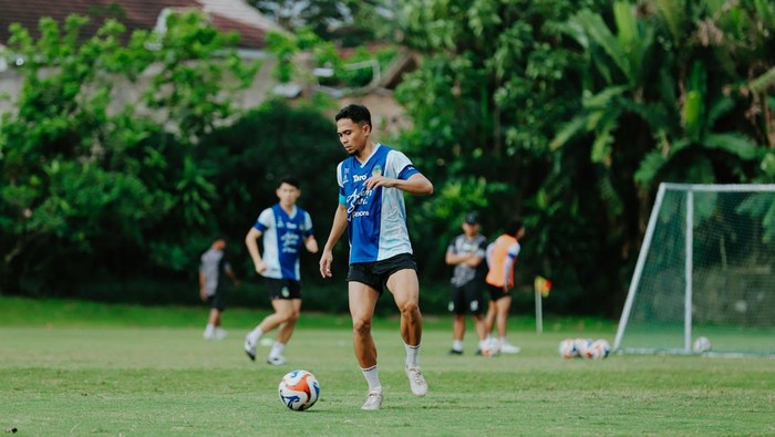 Latihan PSIM Jogja jelang menghadapi Borneo FC di Lapangan Yogyakarta Independent School (YIS), Sleman, Sabtu (13/9/2025).