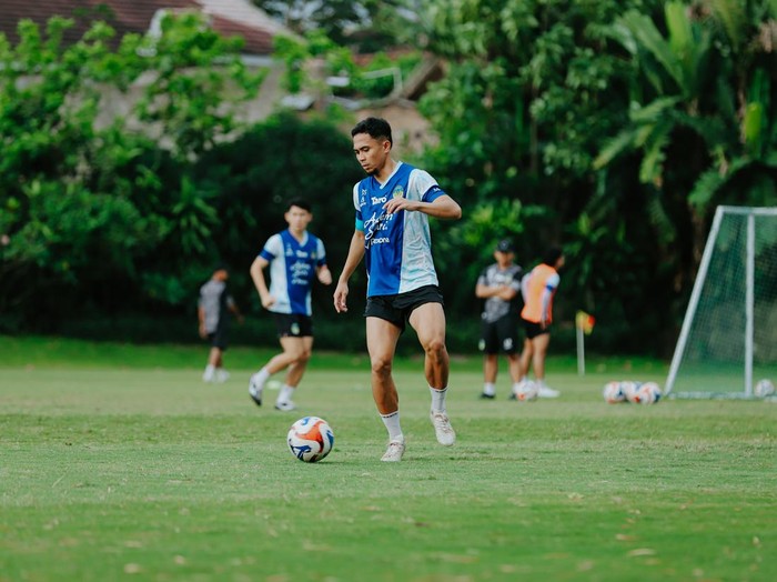 Latihan PSIM Jogja jelang menghadapi Borneo FC di Lapangan Yogyakarta Independent School (YIS), Sleman, Sabtu (13/9/2025).