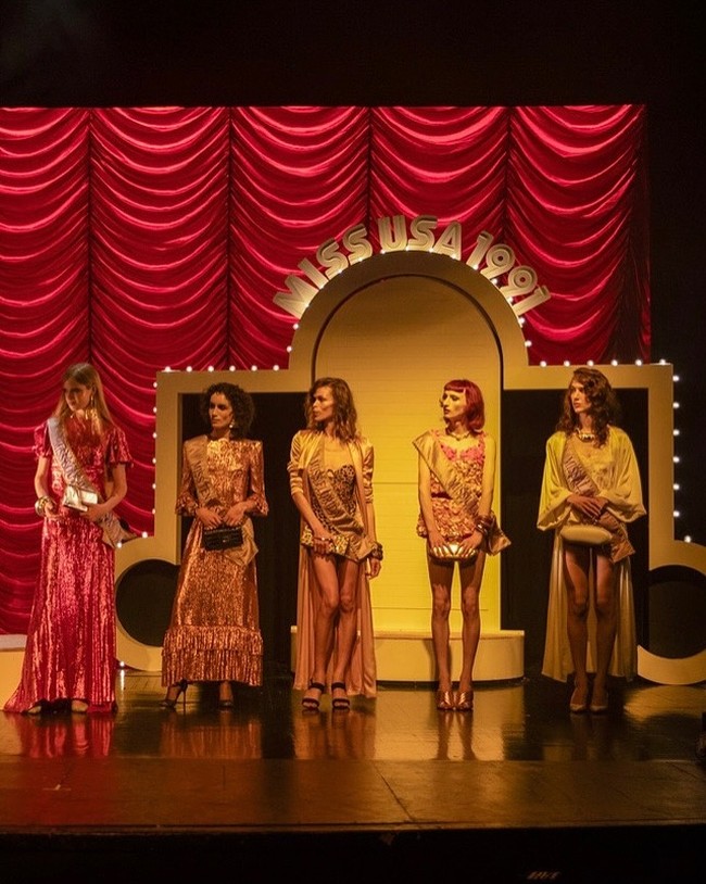 Dalam unggahan Instagram bersama Wilson, Bittar menyebut koleksi terbarunya sebagai kisah tentang misogini, predator yang tak terkendali, objektifikasi, serta hak-hak transgender. Terima kasih telah mempercayai saya @vivllainous dan memberi kehormatan atas debutmu sebagai Miss South Carolina, tulis sang desainer. (Foto: Instagram/@alexisbittar)