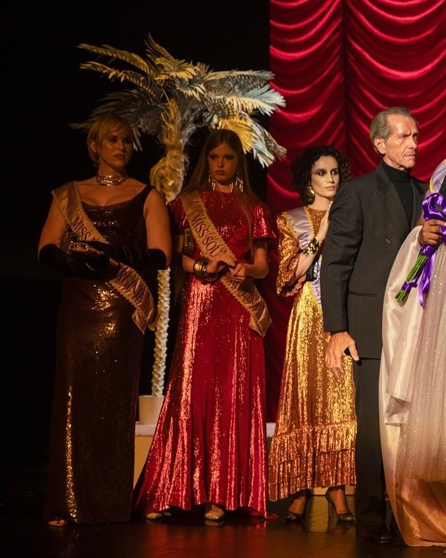 Model 21 tahun ini melenggang di atas panggung dengan gaun merah berkilau berlengan pendek, dipadukan dengan anting emas dramatis dari koleksi musim semi 2026 Alexis Bittar, serta tas ikonik Scissor clutch milik label tersebut. (Foto: Instagram/@alexisbittar)