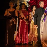 Model 21 tahun ini melenggang di atas panggung dengan gaun merah berkilau berlengan pendek, dipadukan dengan anting emas dramatis dari koleksi musim semi 2026 Alexis Bittar, serta tas ikonik Scissor clutch milik label tersebut. (Foto: Instagram/@alexisbittar)