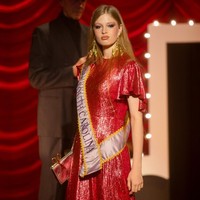 Vivian Wilson berjalan di runway dalam presentasi bertema kontes kecantikan bertajuk Miss USA 1991 dari desainer Alexis Bittar pada Jumat (12/9/2025). Bagi Wilson, ini merupakan pengalaman runway pertamanya. Meski begitu, seperti dikabarkan Page Six ia sebelumnya pernah mendapat sorotan saat tampil dalam acara perdana musim ke-10 RuPauls Drag Race All Stars di New York, Mei lalu. (Foto: Instagram/@alexisbittar)