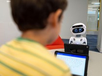 Studi: Robot Bisa Bantu Kurangi Kecemasan Membaca pada Anak-anak