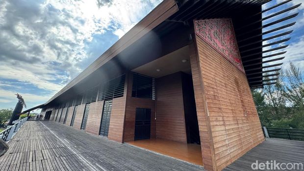 Rumah Radakng adalah salah satu rumah adat suku Dayak di Provinsi Kalimantan Barat (Kalbar). Di Pontianak, Rumah Radakng berada di Jalan Sutan Syahrir, Kecamatan Pontianak Kota.