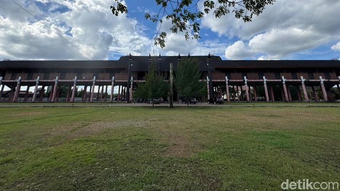 Rumah Radakng adalah salah satu rumah adat suku Dayak di Provinsi Kalimantan Barat (Kalbar). Di Pontianak, Rumah Radakng berada di Jalan Sutan Syahrir, Kecamatan Pontianak Kota.