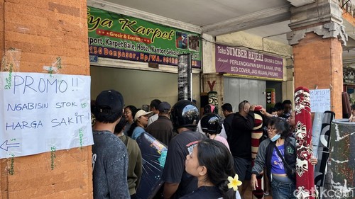 Salah satu toko di Jalan Gajah Mada, Denpasar, yang mengobral barang dagangan bekas banjir, Minggu (14/9/025).