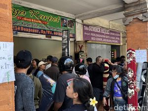 Banting Harga, Toko-toko Korban Banjir Denpasar Diserbu Pembeli