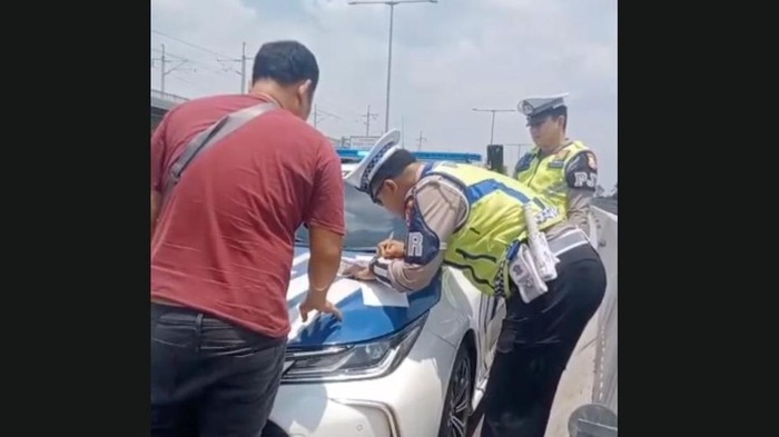 Sebuah mobil pikap mengangkut buah-buahan ditilang oleh anggota Satlantas saat melintas di Tol MBZ. (dok. screenshot video viral)