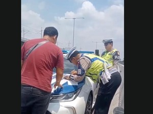 Sopir Pikap Disetop Polisi di Tol MBZ: Tetap Ditilang, Dagangan Dibeli