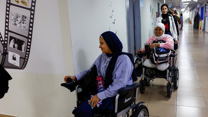 Displaced Palestinian students participate in a class at the education center in the Emirates Humanitarian City, on the first week of school, in Abu Dhabi, United Arab Emirates, September 9, 2025. Families who fled the war to Abu Dhabi hope education can give their children a sense of stability. REUTERS/Rula Rouhana
