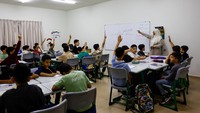 Para guru dan pengelola sekolah membantu anak-anak pengungsi Gaza melanjutkan pendidikan mereka, memastikan tahun ajaran tetap berjalan tanpa hambatan. Foto: REUTERS/Rula Rouhana