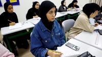 Bagi Amal Mussa yang berusia 17 tahun, kembali ke sekolah setelah melarikan diri dari perang di Gaza terasa seperti sebuah kesempatan yang pernah ia pikir telah hilang. Remaja asal Khan Younis ini bertekad menuntaskan sekolah menengah meski harus meninggalkan Gaza. Foto: REUTERS/Rula Rouhana