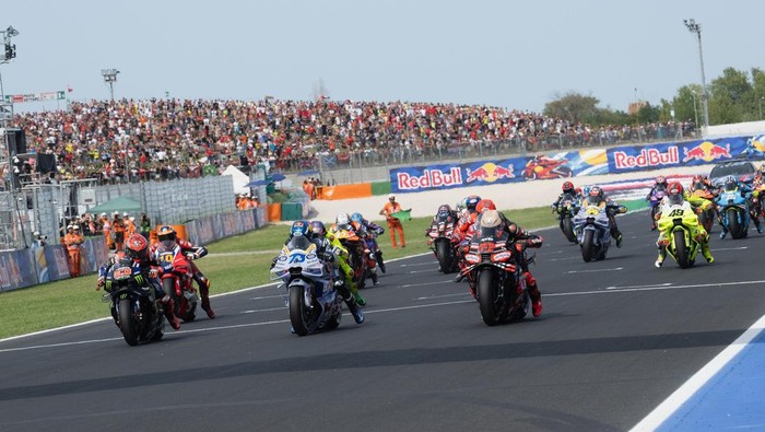 MISANO ADRIATICO, ITALY - SEPTEMBER 13: The MotoGP riders start from the grid during the MotoGP Of San Marino - Sprint at Misano World Circuit on September 13, 2025 in Misano Adriatico, Italy. (Photo by Mirco Lazzari gp/Getty Images)
