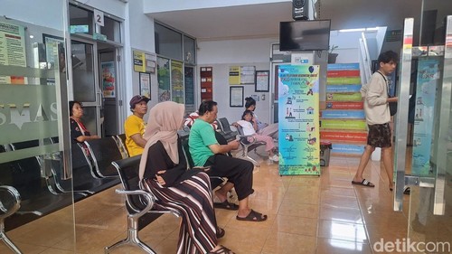Suasana ruang tunggu salah satu puskesmas di Kota Mataram.