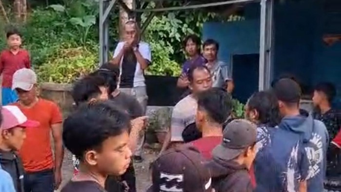 Tangkapan layar video viral cekcok kurir dan konsumen