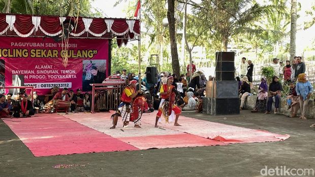 Pementasan seni tradisional Incling di Temon, Kulon Progo, Minggu (14/9/2025)