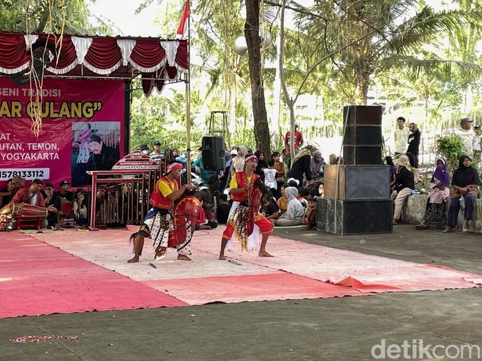 Pementasan seni tradisional Incling di Temon, Kulon Progo, Minggu (14/9/2025)