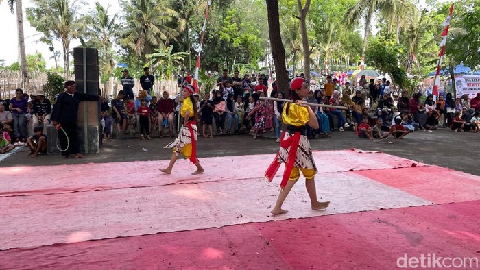 Pementasan seni tradisional Incling di Temon, Kulon Progo, Minggu (14/9/2025)