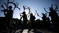 Tari tradisional dengan tanduk rusa ini diyakini telah diwariskan sejak abad pertengahan, menjaga identitas lokal desa. Foto: REUTERS/Phil Noble