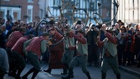Warga dan wisatawan menyaksikan Tarian Tanduk di Abbots Bromley, atraksi tahunan yang sarat nilai budaya dan sejarah. Tarian Tanduk menjadi simbol kebersamaan dan pelestarian budaya, menjadikannya salah satu tradisi tertua di Inggris yang masih bertahan. Foto: REUTERS/Phil Noble