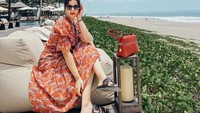 Ada juga keseruan Tasya Farasya saat liburan ke Bali. Ia mampir ke sebuah beach club dan menikmati sensasi nongkrong di tepi pantai. Foto: Instagram/@tasyafarasya