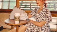 Saat liburan di Jepang, Tasya Farasya menyambangi kafe populer. Kafenya didominasi dengan ornamen kayu bernuansa Jepang yang autentik. Foto: Instagram/@tasyafarasya