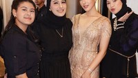 Ini adalah keseruan Tasya Farasya bersama teman-temannya dalam acara pembukaan Golden Black Gourmet yang kini sudah tutup permanen. Foto: Instagram/@tasyafarasya