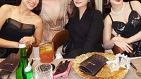 Dalam pembukaan restorannya saat itu, juga didatangi oleh Nagita Slavina. Ini pose mereka saat menantikan menu yang dihidangkan. Foto: Instagram/@tasyafarasya