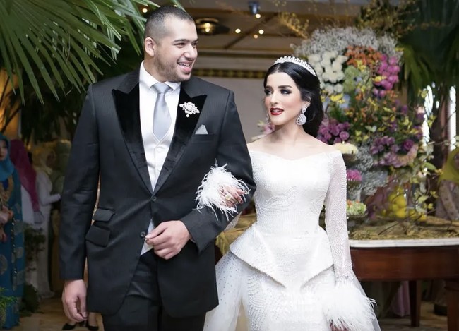 Rangkaian acara pernikahan digelar megah dengan berbagai tema, menampilkan busana elegan hingga pesta yang disebut-sebut bak pernikahan bangsawan. Dalam salah satu foto, Ahmad terlihat gagah dengan jas hitam klasik, sementara Tasya anggun dalam gaun putih panjang lengkap dengan tiara yang menjadikan penampilannya layaknya seorang putri. Foto: dok. Instagram