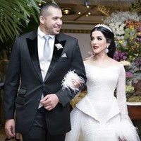 Rangkaian acara pernikahan digelar megah dengan berbagai tema, menampilkan busana elegan hingga pesta yang disebut-sebut bak pernikahan bangsawan. Dalam salah satu foto, Ahmad terlihat gagah dengan jas hitam klasik, sementara Tasya anggun dalam gaun putih panjang lengkap dengan tiara yang menjadikan penampilannya layaknya seorang putri. Foto: dok. Instagram