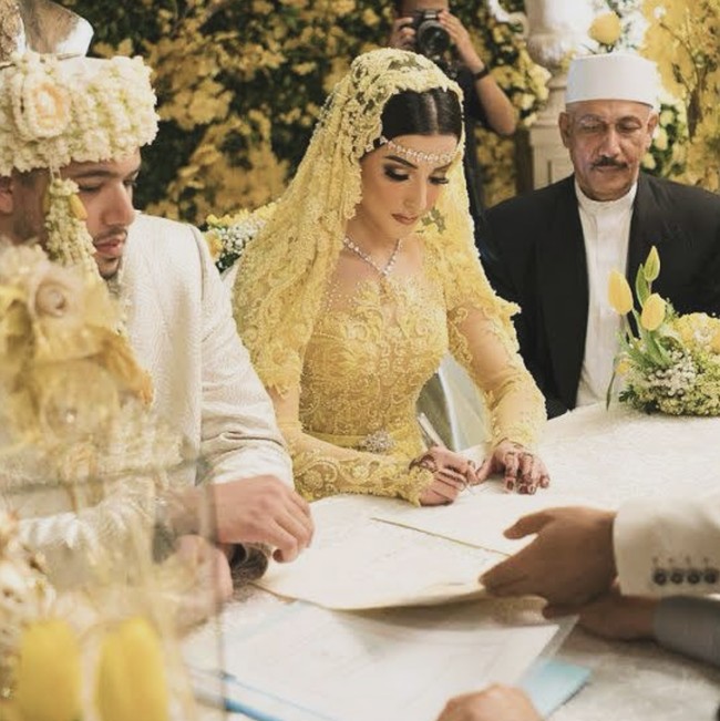Beragam busana pengantin dipakai Tasya kala itu. Seperti nuansa kuning ini dipakai oleh Tasya dan Ahmad dalam momen akad nikah.  Foto: dok. Instagram @tasyafarasya