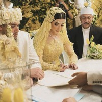 Beragam busana pengantin dipakai Tasya kala itu. Seperti nuansa kuning ini dipakai oleh Tasya dan Ahmad dalam momen akad nikah.  Foto: dok. Instagram @tasyafarasya